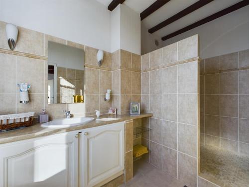 uma casa de banho com um lavatório e um espelho em Maison Maussane-les-Alpilles, 5 pièces, 6 personnes - FR-1-599-101 em Maussane les Alpilles