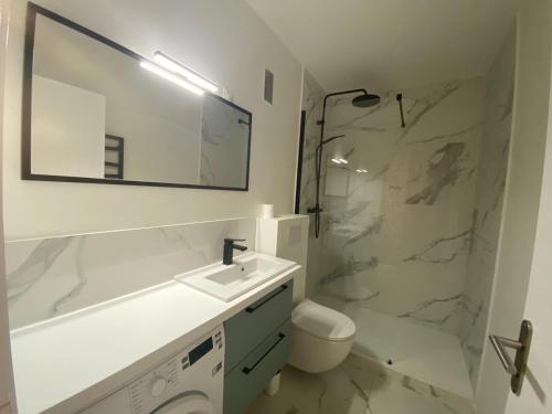 Photo de la galerie de l'établissement Studio moderne avec vue océan, WIFI, parking à Biarritz - FR-1-239-1040, à Biarritz