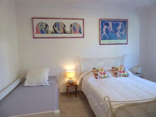 une chambre avec deux lits et une table avec une lampe dans l'établissement Appartement 2P 5 pers., wifi, jardin, à 50m plage, parking facile, Argelès-sur-Mer - FR-1-776-93, à Argelès-sur-Mer