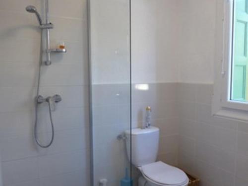La salle de bains est pourvue d'une douche, de toilettes et d'une douche en verre. dans l'établissement Appartement 2P 5 pers., wifi, jardin, à 50m plage, parking facile, Argelès-sur-Mer - FR-1-776-93, à Argelès-sur-Mer