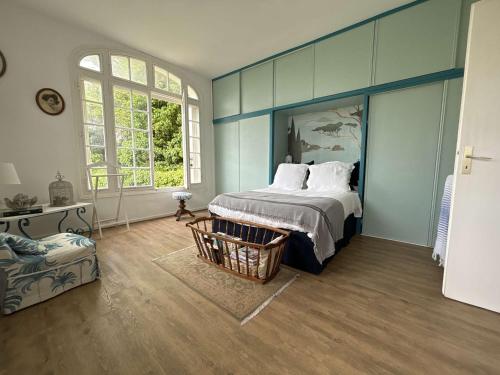 1 dormitorio con 1 cama grande y paredes azules en Appartement Royan, 4 pièces, 6 personnes - FR-1-494-189, en Royan