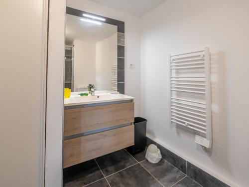 y baño con lavabo y espejo. en Appartement Le Lavandou, 2 pièces, 4 personnes - FR-1-677-54, en Le Lavandou