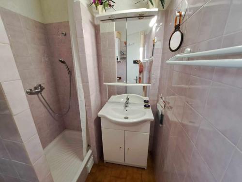 une petite salle de bain avec un lavabo et une douche dans l'établissement Appartement Confortable Pour 6 Avec Terrasse et Accès Direct Plage à Marseillan - FR-1-326-819, à Marseillan