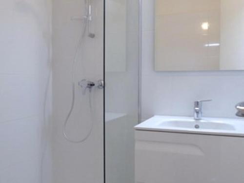 une salle de bain blanche avec un lavabo et un miroir dans l'établissement Appartement rénové à 50m de la plage avec jardin et WIFI - FR-1-776-94, à Argelès-sur-Mer