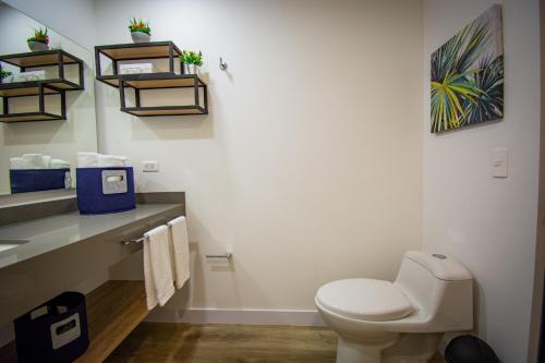 Un baño con un inodoro blanco y un lavabo. en Unique Suite in El Poblado CoWork/ GYM / Fast WiFi, en Medellín