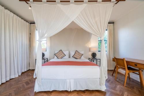 ein Schlafzimmer mit einem Himmelbett in der Unterkunft VILLA B in Canggu