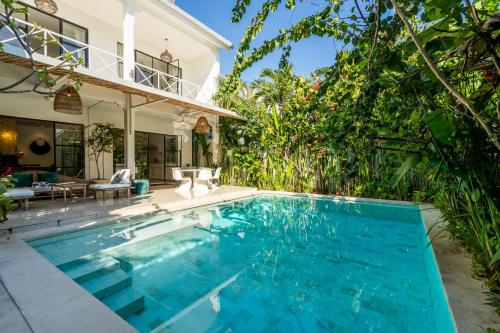 ein Pool vor einem Haus in der Unterkunft VILLA B in Canggu