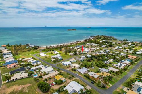 an aerial view of a village next to the ocean at Zilzie Beach Apartment in Zilzie