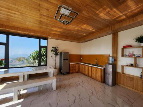 Köök või kööginurk majutusasutuses Khu Nghỉ Dưỡng View Triệu Mây