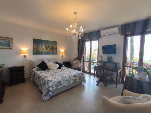 um quarto com uma cama, uma secretária e um lustre em 'La perla del lago' alloggio turistico em Trevignano Romano