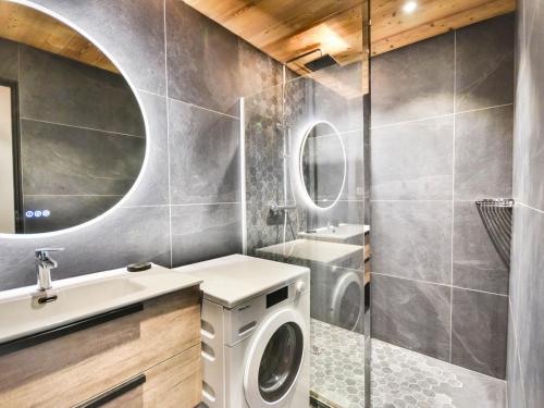 a bathroom with a washing machine and a sink at Appartement Les Gets, 3 pièces, 5 personnes - FR-1-685-79 in Les Gets
