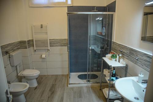 ein Badezimmer mit Dusche, Toilette und Waschbecken in der Unterkunft Kalsa Casa dei Mori in Palermo