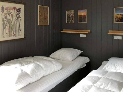 ブラーバンドにあるHoliday Home Krogsandeのグレーの壁の客室で、ベッド2台(白いシーツ付)
