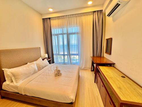 sypialnia z łóżkiem i dużym oknem w obiekcie Isix Seaview 2R2B at Timurbay Pantai Balok Kuantan Pahang w mieście Kuantan