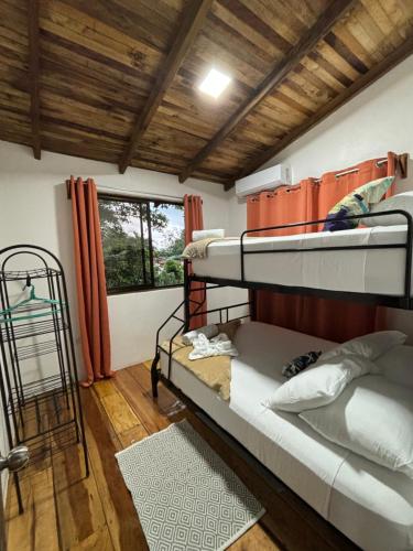 Dviaukštė lova arba lovos apgyvendinimo įstaigoje Cabañas Litos #1
