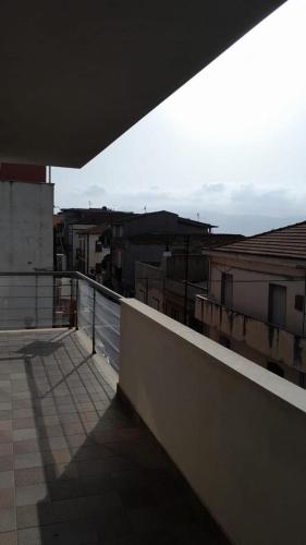 een balkon met uitzicht op een stad met gebouwen bij Stretto view in Villa San Giovanni