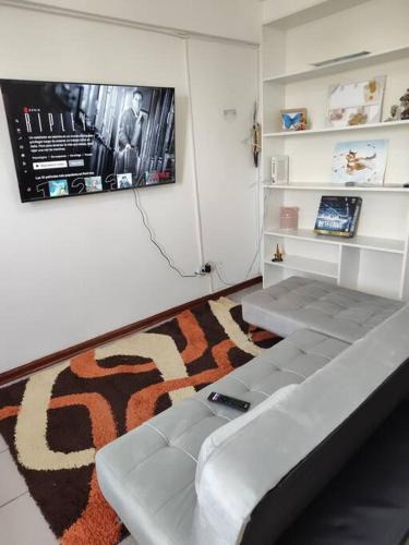 un soggiorno con divano e tappeto di Departamento Céntrico a Lima