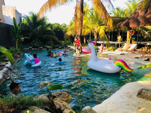 um grupo de crianças a brincar numa piscina num resort em Cóc Retreat Mỹ Tho City em Mỹ Tho
