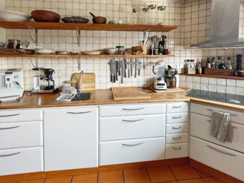 Dapur atau dapur kecil di 6 person holiday home in ASKIM-By Traum