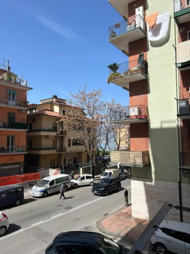 une rue de la ville avec des voitures garées sur le côté d'un bâtiment dans l'établissement Maison Salerno, à Salerne