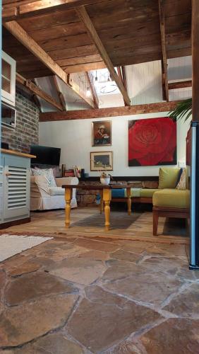 ein Wohnzimmer mit Sofa und Tisch in der Unterkunft Lacebark Cottage in Hilton