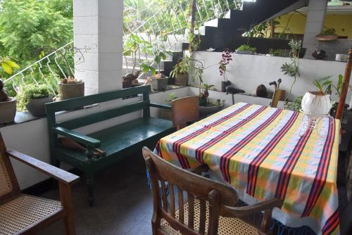 stół z kolorową tkaniną na patio w obiekcie Kandy Blossom Residence w mieście Kandy