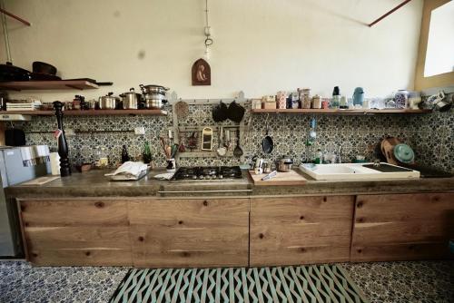 Bambù room في أدري: مطبخ مع حوض و كونتر توب