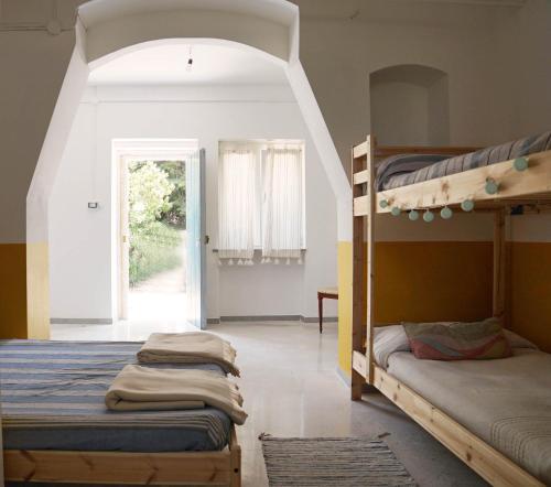 um quarto com 2 beliches e uma porta em Bambù room em Atri
