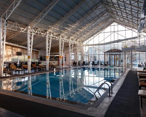 una grande piscina in un grande edificio di Jannat Resort Osh a Oš