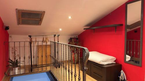 una camera rossa con una scala con una parete rossa di SteMar B&B Casa Completa a Luras
