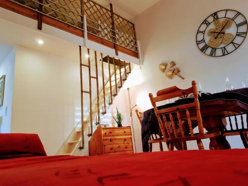 une chambre avec un lit et une horloge au mur dans l'établissement MezzaLoft, appartement 78m2, à Saint-Pierre