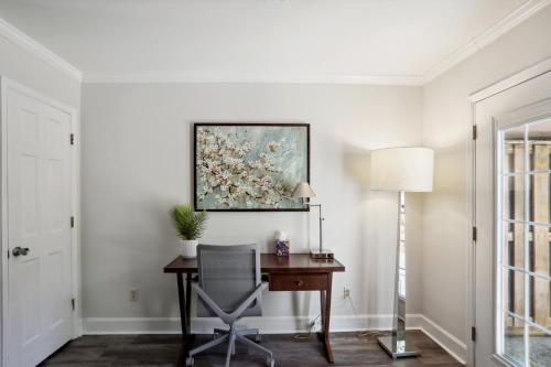 Φωτογραφία από το άλμπουμ του Delightful 2-story townhome σε Smyrna