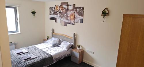 ein Schlafzimmer mit einem Bett in einem Zimmer in der Unterkunft Spacious 2BDR Flat for 5 in City Centre in Liverpool