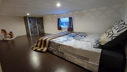 une chambre avec un grand lit dans une pièce dans l'établissement MezzaLoft, appartement 78m2, à Saint-Pierre