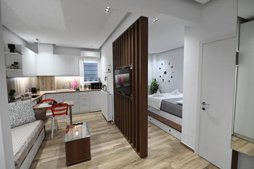 een keuken en een slaapkamer met een bed en een bank bij Thessaloniki Amazing Apartment in Thessaloniki
