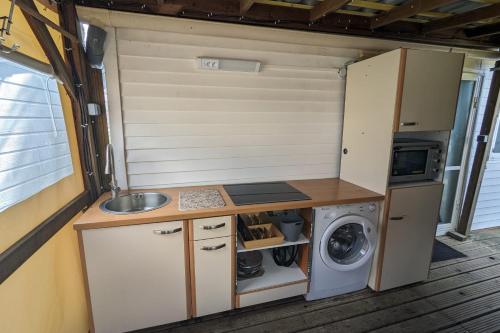 eine Küche mit einer Spüle und einer Waschmaschine in der Unterkunft Charming cottage in La Tranche-sur-Mer in La Tranche-sur-Mer