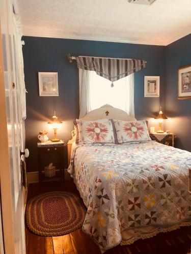 Un pat sau paturi într-o cameră la English Victorian House