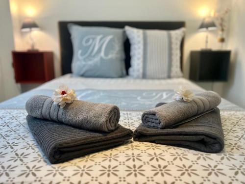 a bedroom with a bed with towels on it at Le Belaven, Neuf, Cosy, Terrasse, jardin, Kerfany Plage, 1 à 6 pers in Moëlan-sur-Mer