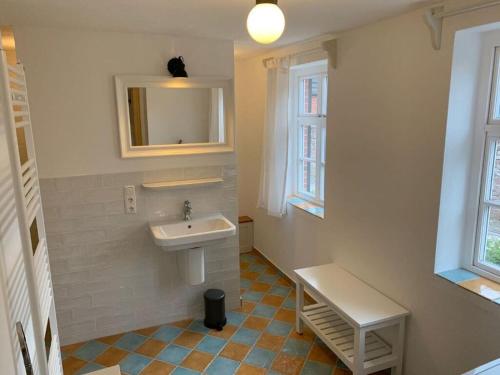 un bagno con lavandino e specchio di Country house with garden near Greetsiel a Hinte