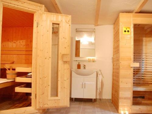 ein Badezimmer mit einem Waschbecken, einem Spiegel und einem Waschbecken in der Unterkunft Holiday home ALEA-VITA 
