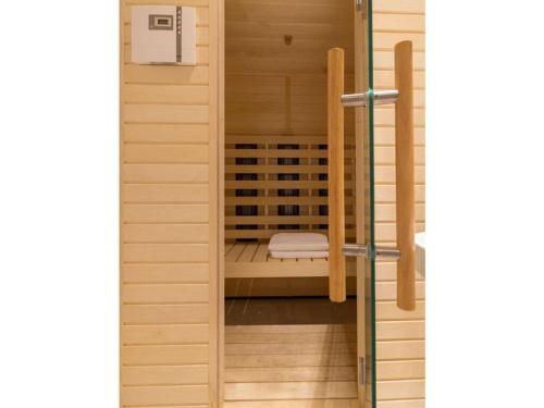 uma sauna com um banco no meio de uma sala em Ema with pool & sauna em Nin