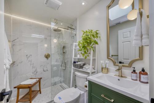 un bagno con doccia, WC e lavandino di Zen Haus, Spacious Retreat, luxury, near UO a Eugene