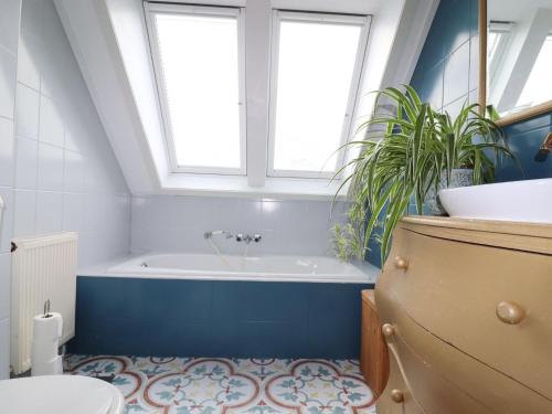 Phòng tắm tại Holiday home with spacious enclosed garden