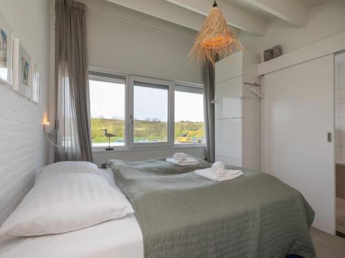 En eller flere senge i et værelse på Holiday Home in Nieuwvliet near the Beach