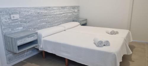 En eller flere senge i et værelse på Pensión San Antón