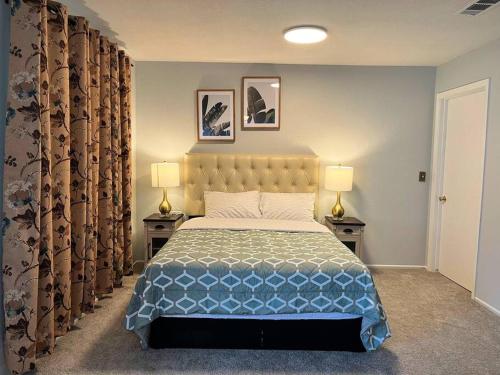 1 dormitorio con 1 cama y 2 mesas con lámparas en 3Beds Full Kitchen with On Site Parking Close to UC Davis Medical Center, en Sacramento
