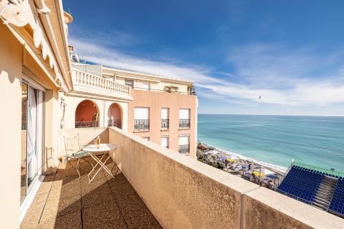 een balkon met uitzicht op de oceaan bij Victoria Sole & Mare in Menton