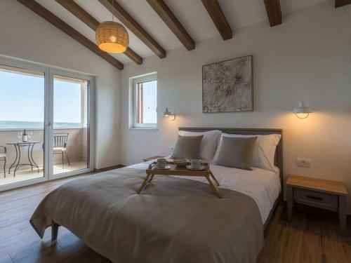 Tempat tidur dalam kamar di Villa Skarline Comfortable holiday residence