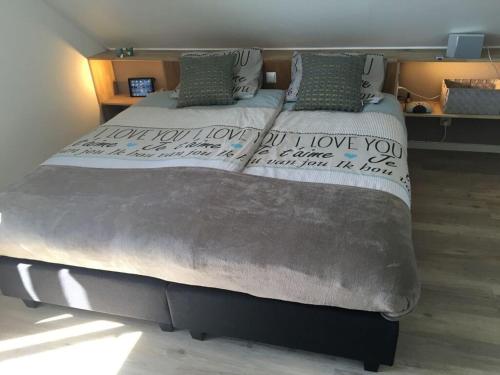 a large bed in a room with a large bed sidx sidx sidx at Villa Zeezicht Modern retreat in Makkum