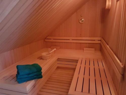 Una sauna con dos toallas y un inodoro. en Villa Sonnenschein, en Makkum